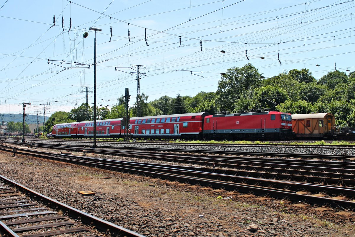 Nachschuss am 14.06.2015 auf 143 168, die eine RB27 (Köln Hbf - Koblenz Hbf) durch Koblenz Lützel gen Zielbahnhof schob.