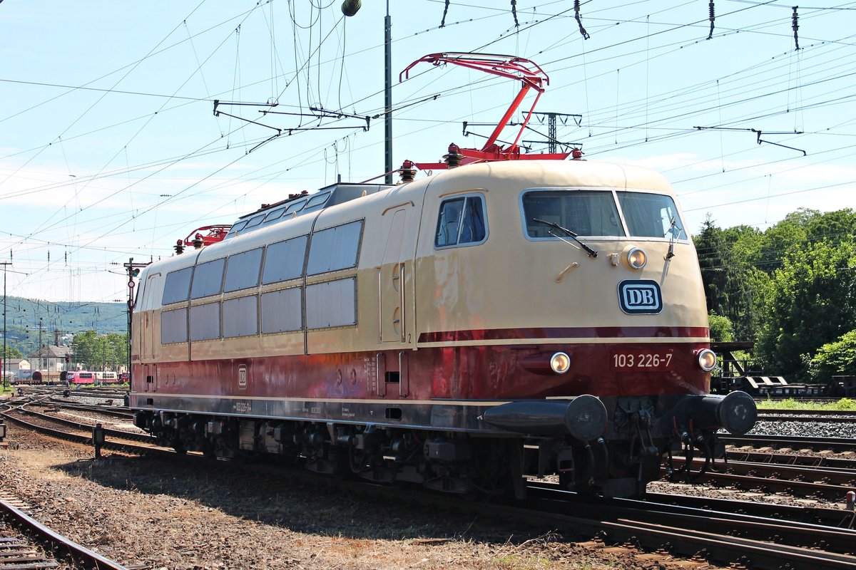 Nachschuss am 14.06.2015 auf die bestens gepflegte 103 226-7, welche an der Fahrezugparade des Sommerfestes vom DB Museums in Koblenz Lützel teilnahm.