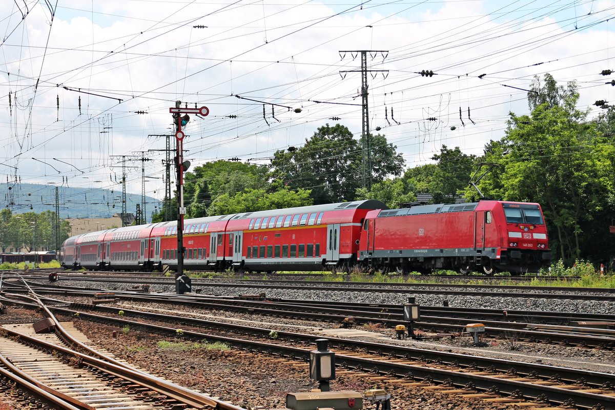 Nachschuss am 18.06.2016 auf 146 263, als sie ihren RE 5  Rhein Express  (Wesel - Koblenz Hbf) durch Koblenz Lützel in Richtung Zielbahnhof schob.