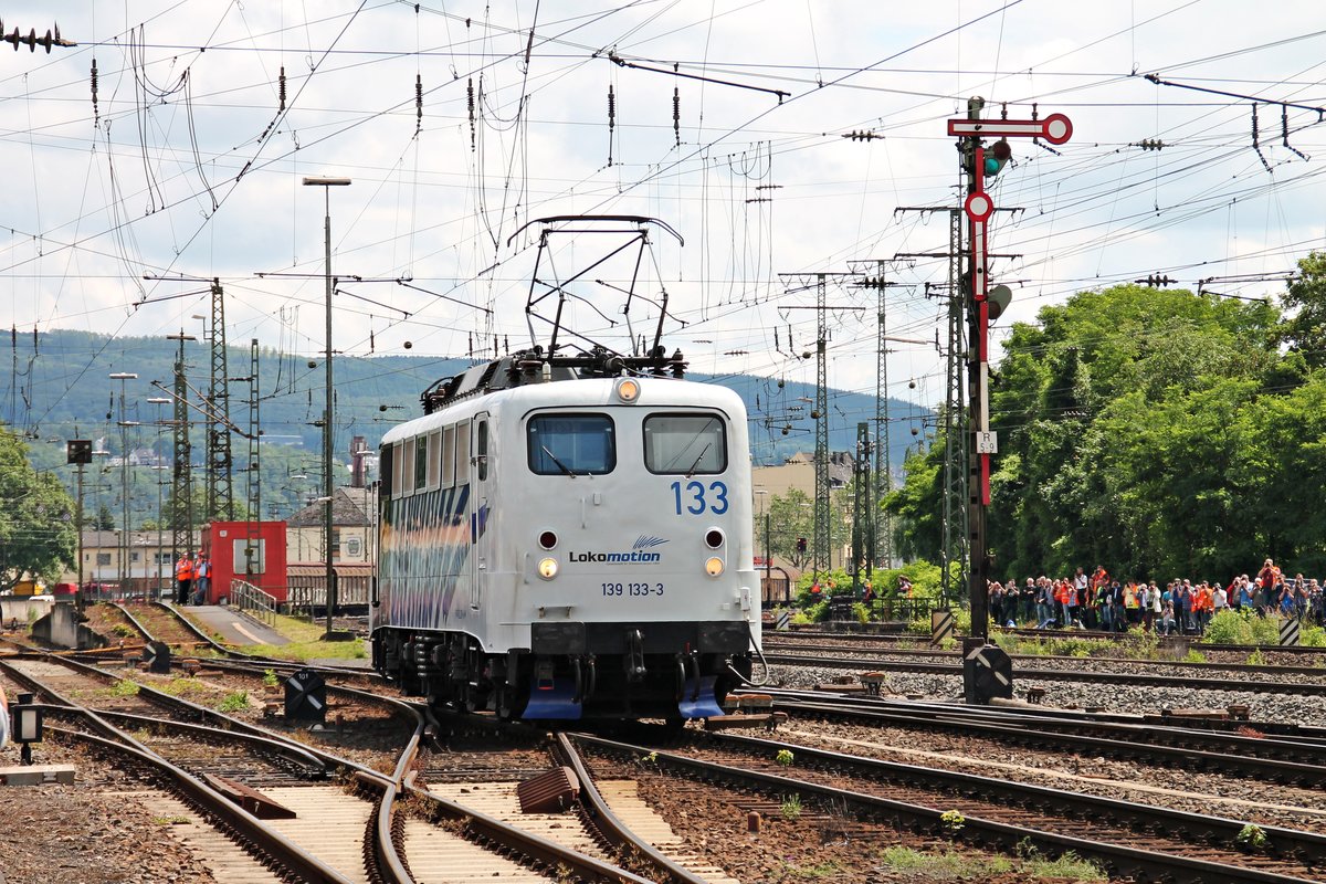 Nachschuss am 18.06.2016 auf Lokomotion 139 133-3, welche an der Fahrzeugparade des Sommerfestes vom DB Museum in Koblenz Lützel teilnahm und hier am Ausfahrtsignal vom Rangierbahnhof vorbei fuhr.