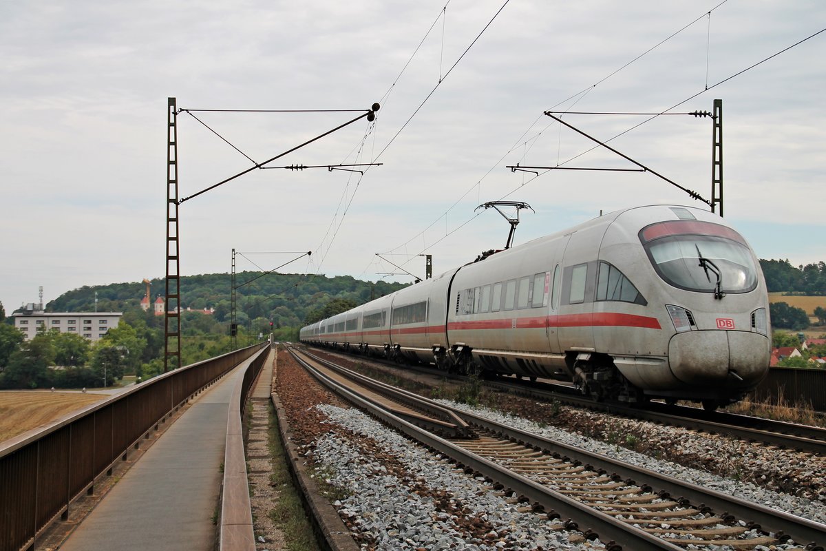 Nachschuss am 24.08.2015 auf 411 555-6, der an diesem Tag zusammen mit 411 557-2  Innsbruck  über die Doanubrücke bei Mariaort in Richtung Regensburg Prüfening fuhr.