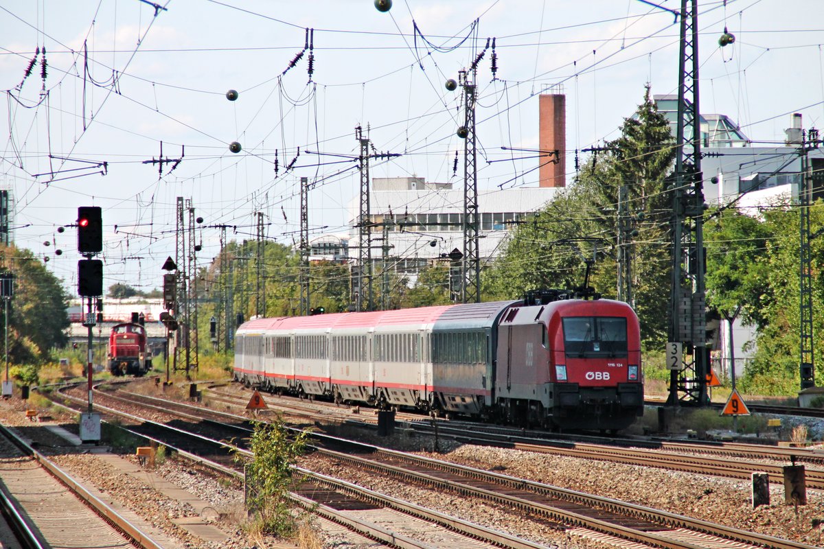 Nachschuss am 25.08.2015 auf die 1116 134, welche an diesem Tag zusammen mit der 1116 137 an der Zugspitze den EC 112 (Klagenfurt Hbf - Frankfurt (Main) Hbf) durch München Heimeranplatz gen Hauptbahnhof beförderten.