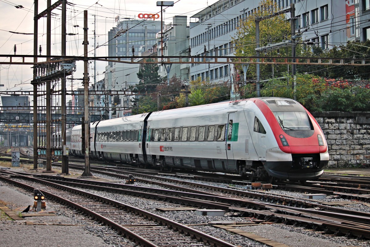 Nachschuss am 25.10.2014 auf RABDe 500 031-0  Louis Favre , als dieser aus dem Bahnhof von Basel SBB fuhr.