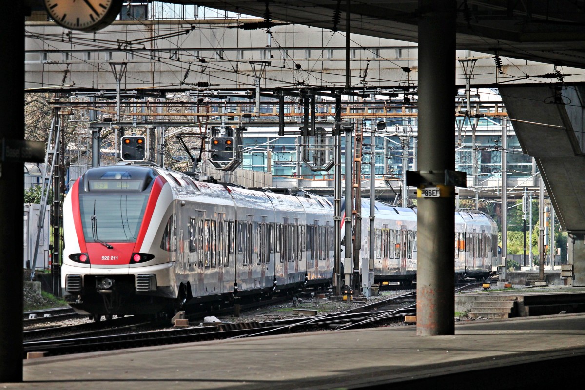 Nachschuss am 25.10.2014 auf RABe 522 211 der als S3 (Porrentruy - Olten) zusammen mit RABe 523 010  ein sympathischer zug. , der als S3 (Porrentruy - Basel SBB) unterwegs war, in Basel SBB einfuhr.