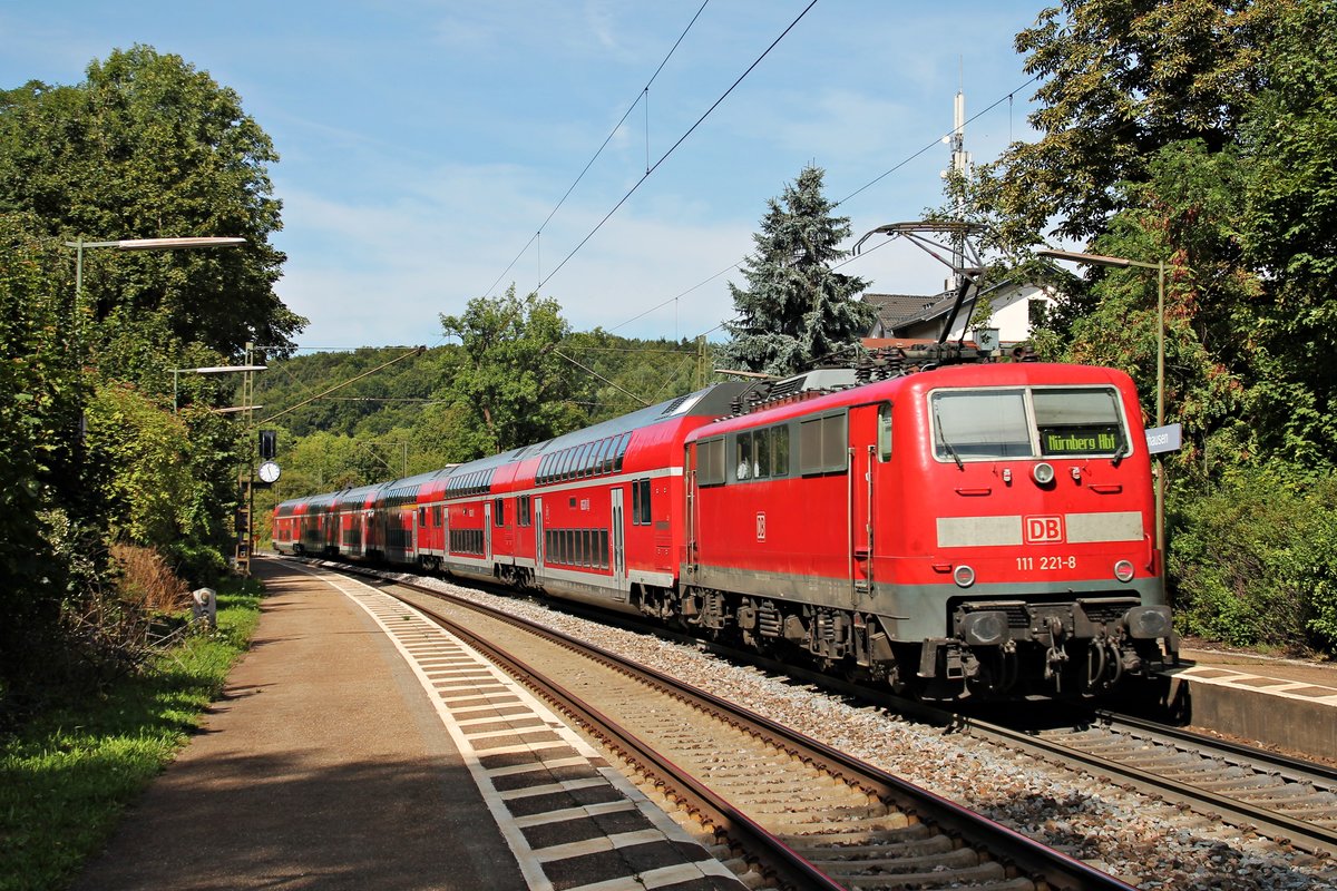 Nachschuss am 27.08.2015, als die Nürnberger 111 221-8 ihren RE (Regensburg Hbf - Nürnberg Hbf) durch den Haltepunkt von Etterzhausen in RIchtung Norden schob.