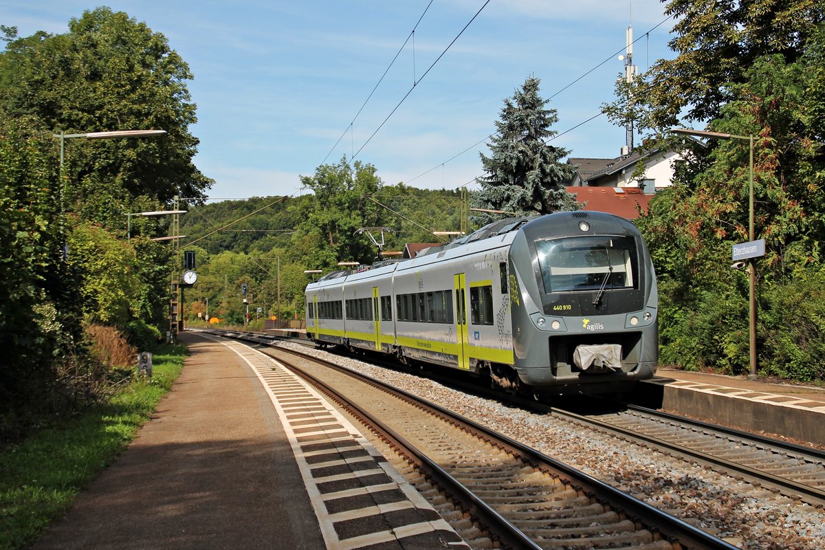 Nachschuss am 27.08.2015 auf agilis 440 910, der im Haltepunkt von Etterzhausen als ag (Plattling - Neumarkt(Oberpf)) am Bahnsteig stand und auf seine Ausfahrt wartete.