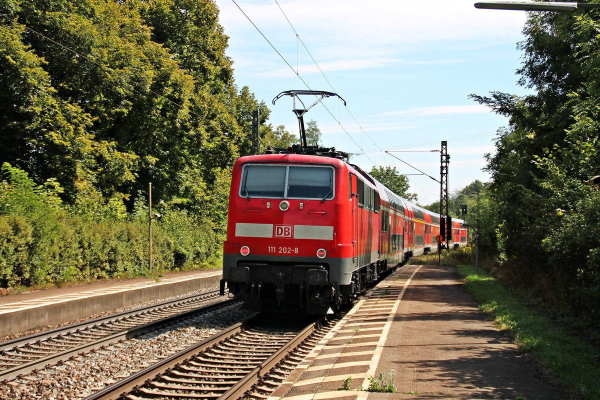 Nachschuss am 28.08.2015 auf 111 202-8, als sie ihren RE (Nürnberg Hbf - Regensburg Hbf) durch den Haltepunkt Etterzhausen schob in Richtung Zielbahnhof.