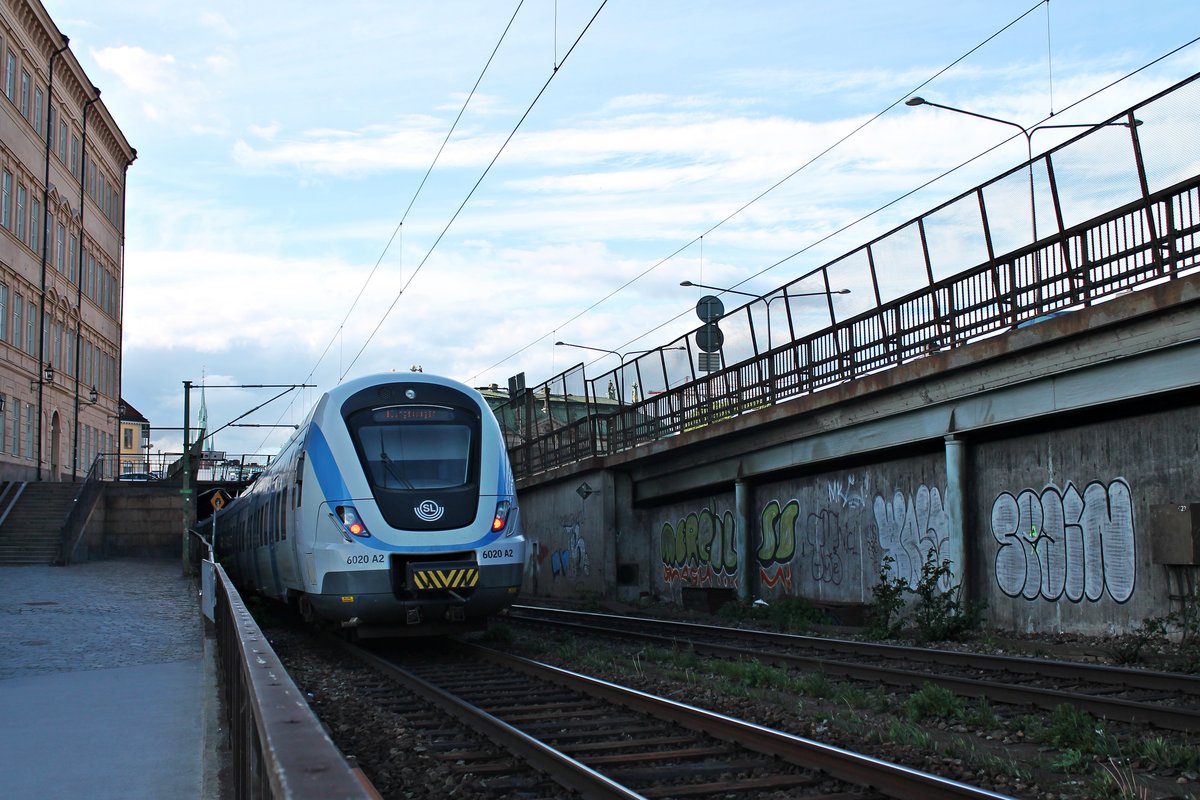 Nachschuss am 29.05.2015 auf SL X60 6020 A2 und X60 6039 A1 an der Zugspitze als Pendeltåg, als sie zusammen auf dem südlichen Teil der Centralbron in Richtung Stockholm C fuhren.