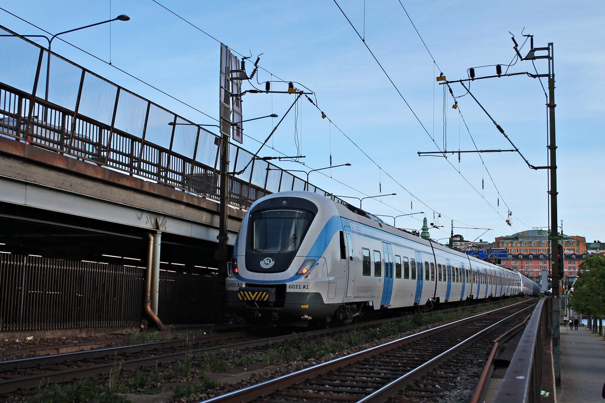 Nachschuss am 29.05.2015 auf SL X60 6031 A1, als dieser mit einer weiteren Einheit auf dem südlichen Teil der Centralbron gen Söderledstunneln fuhr.