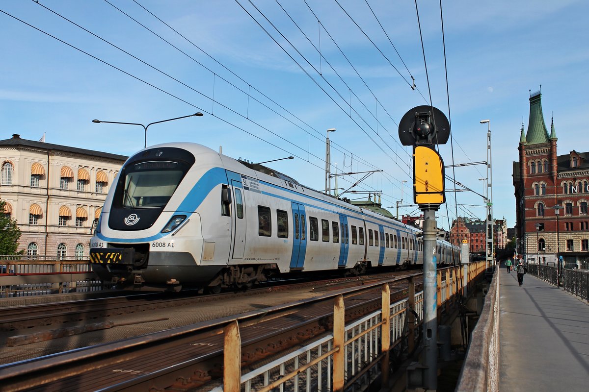 Nachschuss am 29.05.2015 auf SL X60 6008 A1 und SL X60 6053 A2, als sie zusammen als Pendeltåg in Richtung Söderledstunneln auf der südlichen Centralbron fuhren.