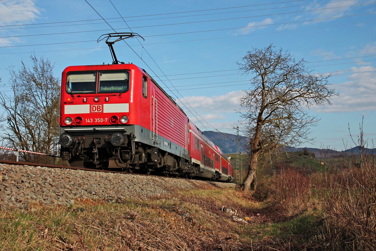 Nachschuss am 30.03.2016, als die Freiburger 143 350-7 ihre HVZ-RB (Neuenburg (Baden) - Freiburg (Brsg) Hbf) in kürze an den Bahnsteig von Müllheim (Baden) fuhr.