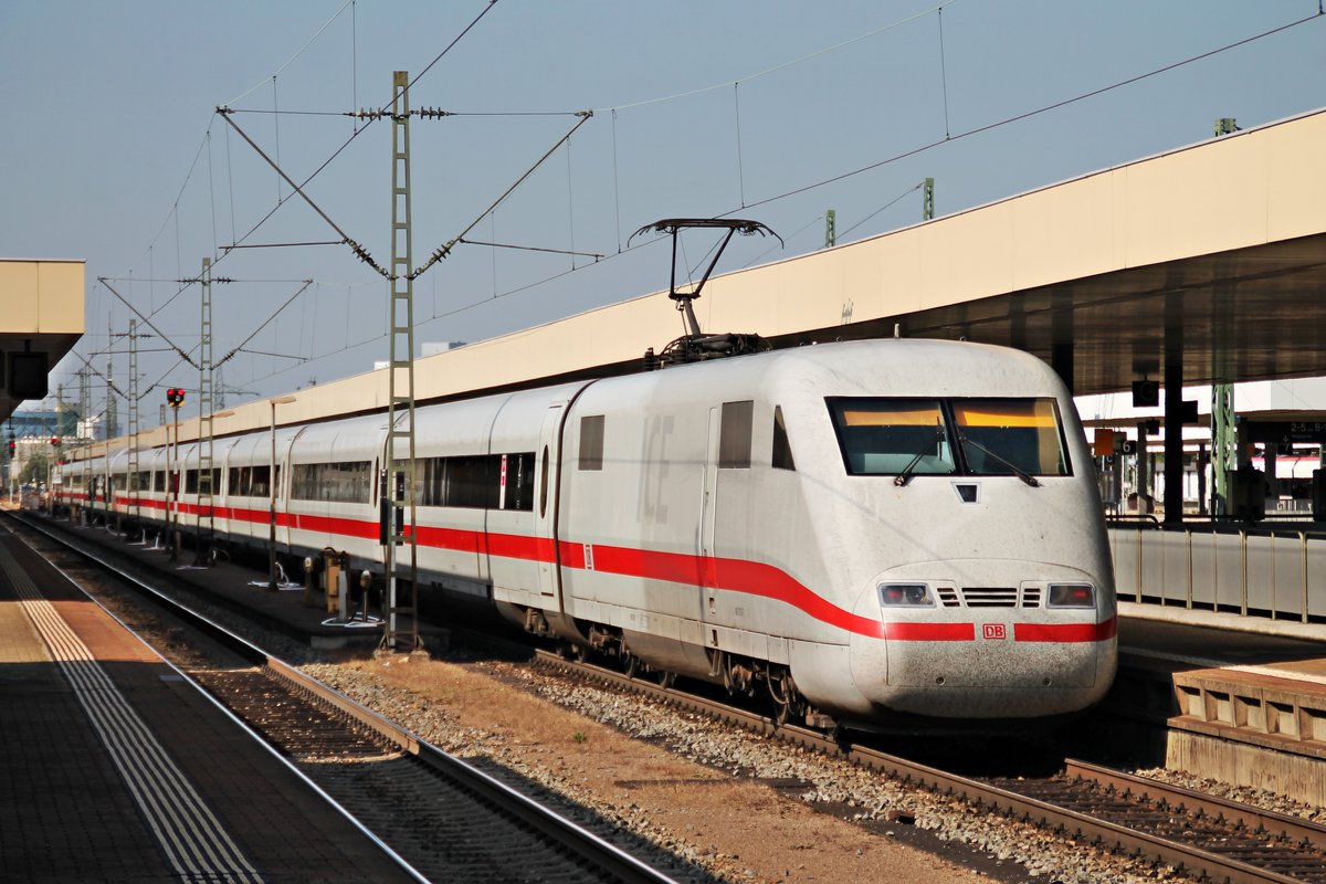 Nachschuss am 30.09.2015 auf 401 075-7, als dieser in Basel Bad Bf als ICE 70 (Basel SBB - Hamburg Altona) an den Bahnsteig fuhr.