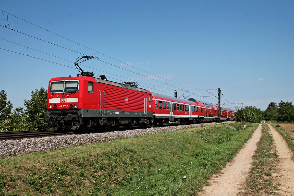 Nachschuss am 31.08.2015 auf 143 055-2, welche bei Hügelheim die HVZ-Verstärker RB (Neuenburg (Baden) - Freiburg (Brsg) Hbf) in Richtung Norden schob.