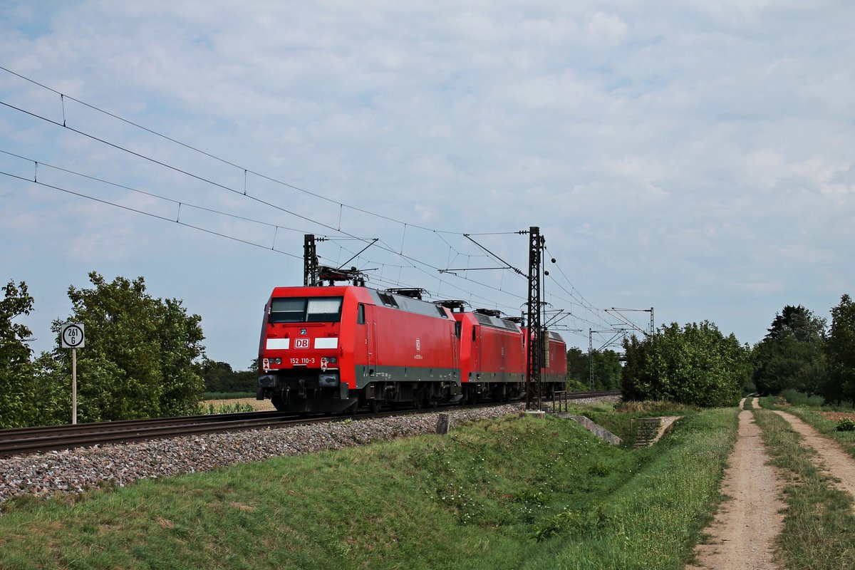 Nachschuss am 31.08.2015 auf die 152 110-3, welche an diesem Tag am Zugschluss eines Lokzuges von 145 005-5 zusammen mit 145 069-1 hing, und hier bei Hügelheim in Richtung Freiburg fuhren.