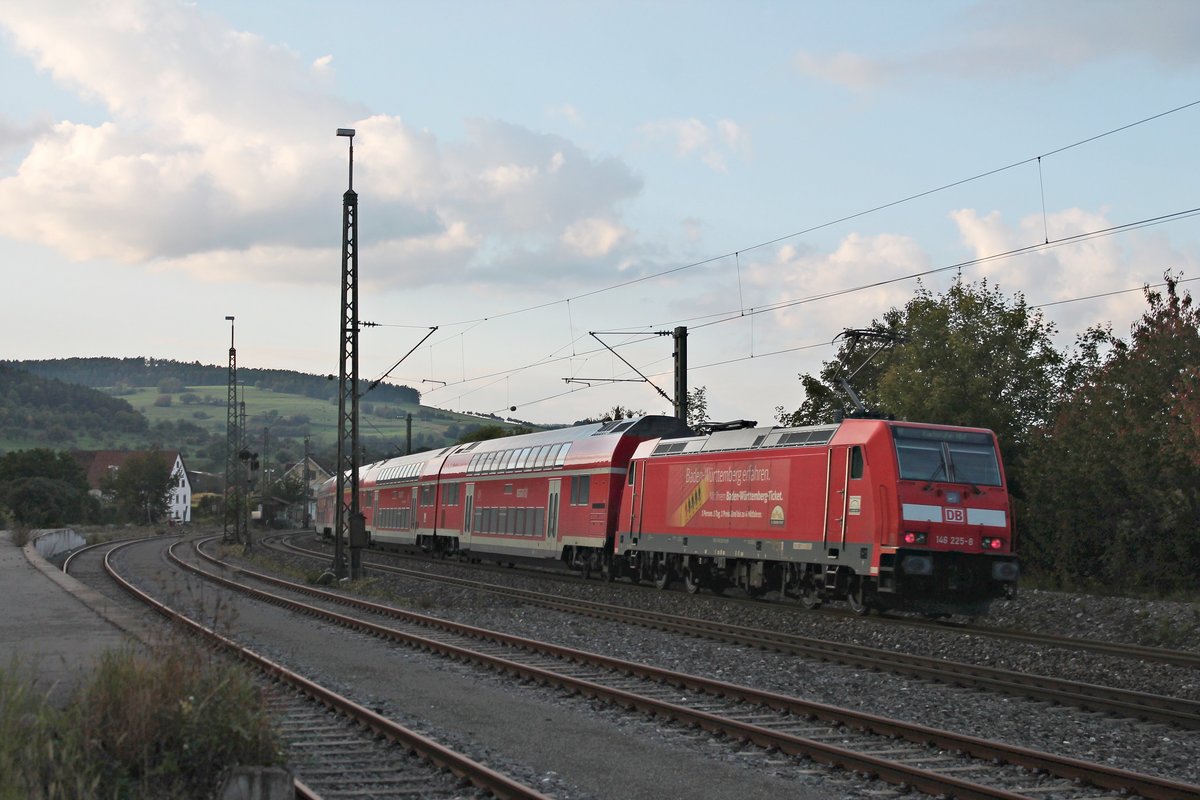 Nachschuss am Abend des 20.09.2017 auf die 146 225-8  Baden Württemberg erfahren , als diese ihren RE (Konstanz - Karlsruhe Hbf) durch den Bahnhof von Welschingen-Neuhausen schob.