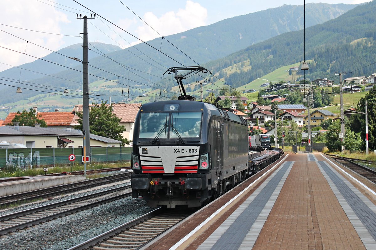 Nachschuss am Morgen des 03.07.2018 auf MRCE/ÖBB X4 E-603 (193 603-8), als diese als Schublok einer RoLa (Brennersee - Wörgl) und mit der Zuglok MRCE/ÖBB X4 E-878 (193 878-6) durch den Bahnhof von Matrei am Brenner in Richtung Inntal schob.