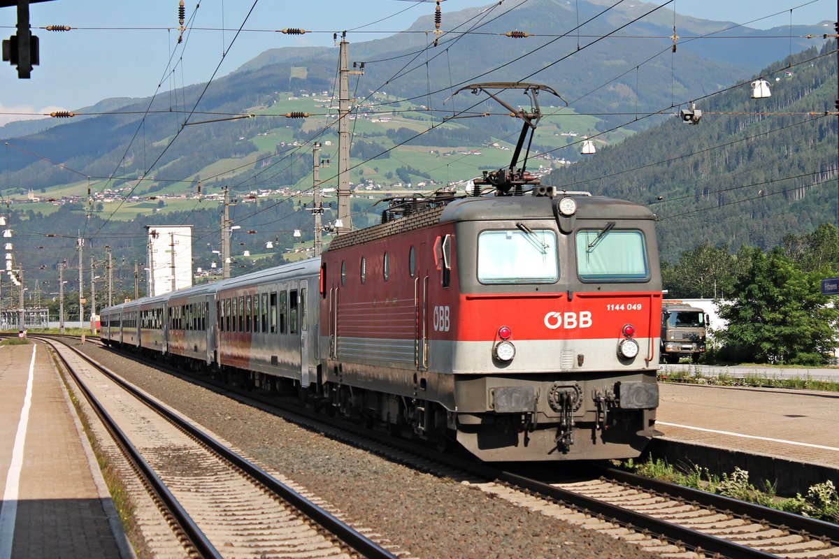 Nachschuss am Nachmittag des 02.07.2018 auf 1144 049, als diese ihren Verstärkerzug durch den Bahnhof von Fritzens-Wattens gen Wörgl schob.