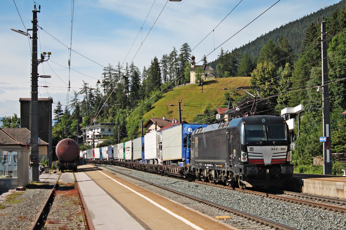 Nachschuss am Nachmittag des 04.07.2018 auf MRCE/ÖBB X4 E-866 (193 866-1), als sie zusammen mit MRCE/ÖBB X4 E-600 (193 600-4) und einer RoLa (Brennersee - Wörgl) durch den Bahnhof von STeinach in Tirol gen Inntal fuhr.