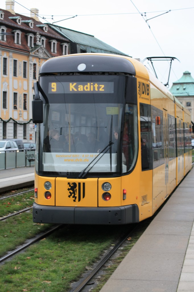 Nachschuss an der Haltestelle  Neustdter Markt  in Dresden auf einen NGT6DD der Linie 9 nach Kaditz, 30.11.2013, 13:24 Uhr