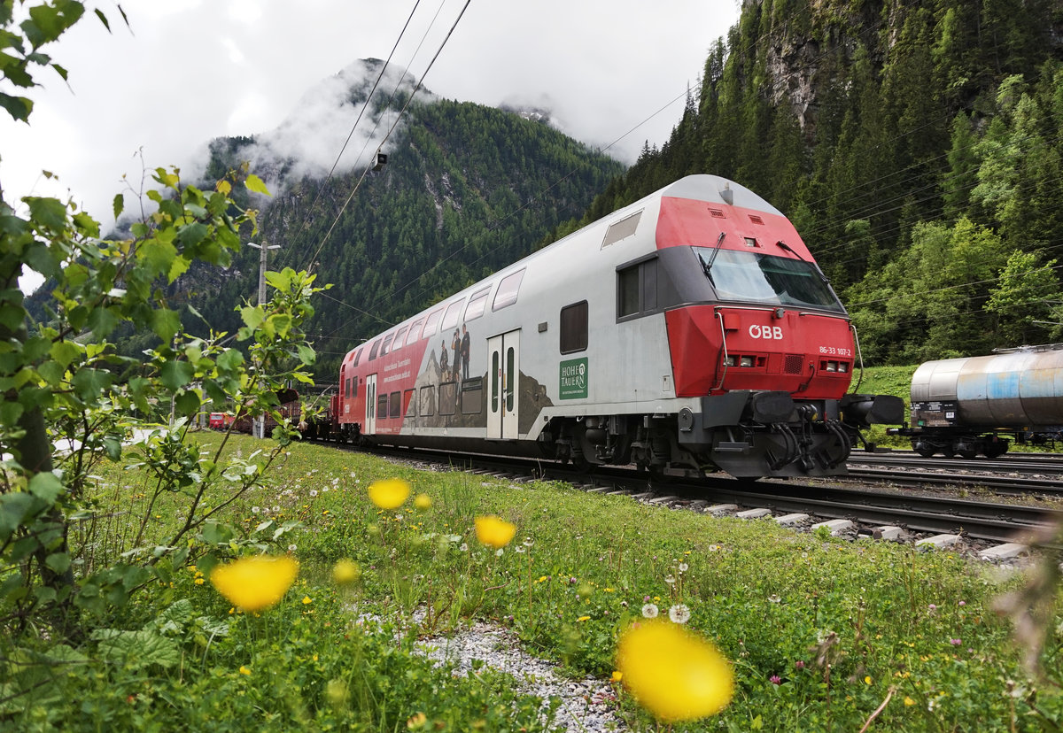 Nachschuss der ASTB 9611 nach Mallnitz-Obervellach bei der Ausfahrt aus dem Bahnhof Böckstein.
Aufgenommen am 5.6.2016