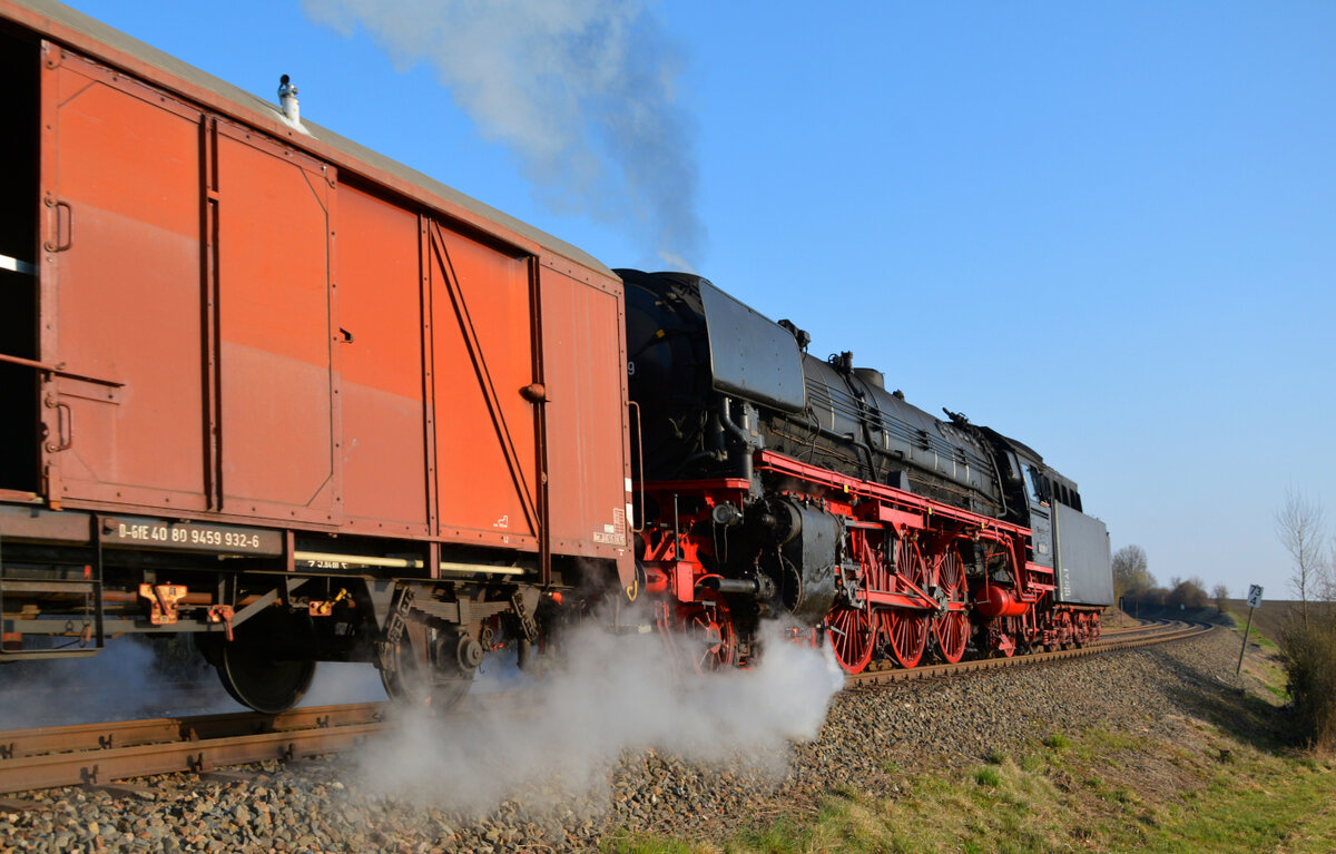 Nachschuß auf die 001 180-9 des BEM Nördlingen, die am 26.3.2022 mit einem Sonderzug von Crailsheim über Heilbronn nach Frankfurt/Main Hbf unterwegs ist. Hier arbeitet sich die Maschine am frühen Morgen mit ihrem Kohlevorrat Tender voraus die Steigung von Gailenkirchen nach Waldenburg/Württ. hinauf. 