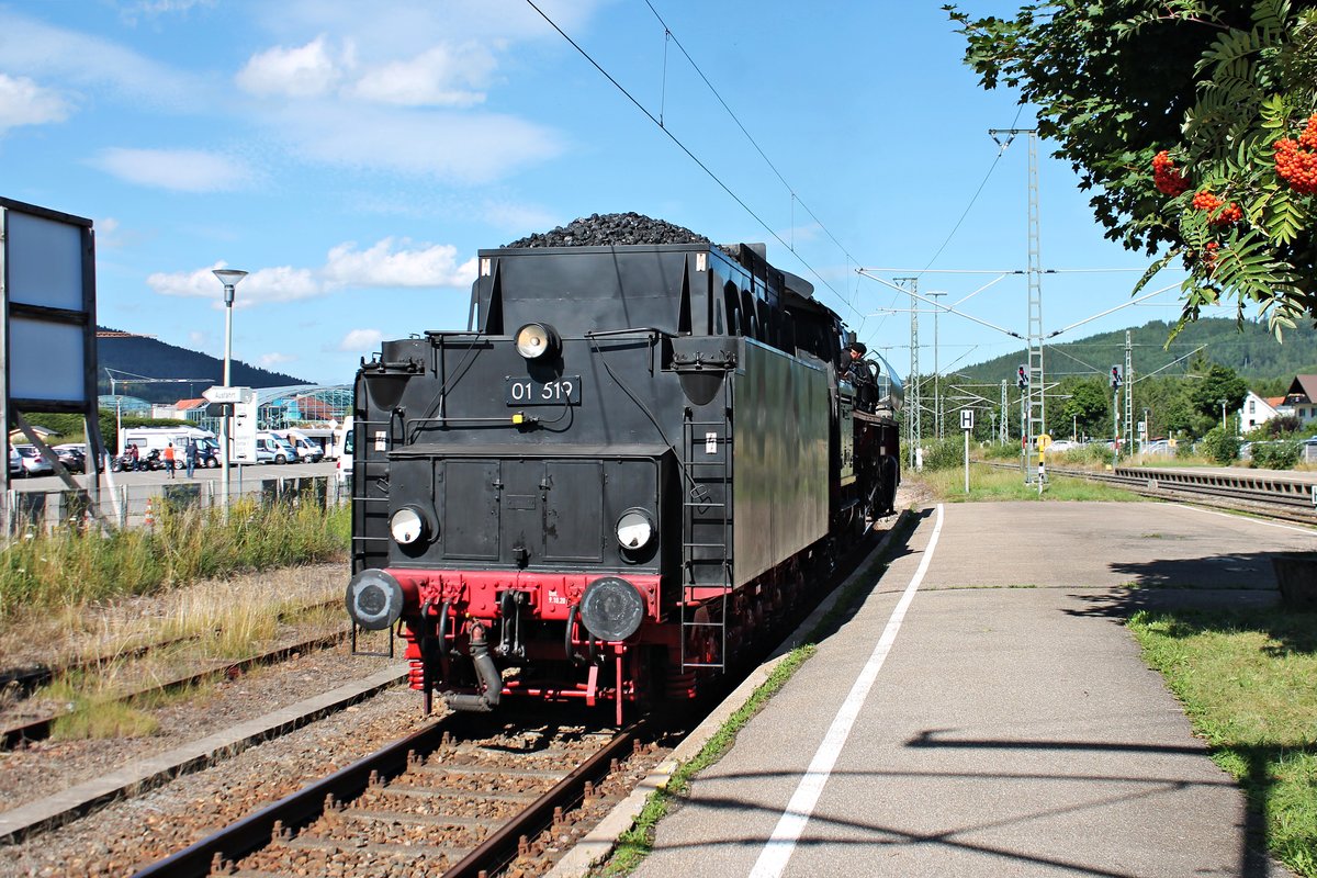 Nachschuss auf 01 519 am 29.07.2017, als diese über Gleis 3 in Titisee ans andere Ende ihres Zuges rangierte, da sie mit ihrem Dampfzug aus Seebrugg zuvor außerplanmäßig auf Gleis 2 einfuhr.