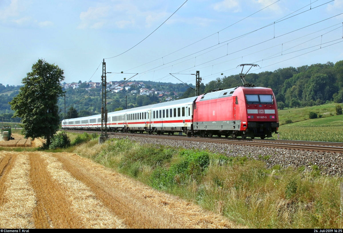 Nachschuss auf 101 007-3 als verspäteter EC 114  Wörthersee  (Linie 32) von Klagenfurt Hbf (A) nach Dortmund Hbf (D), der in Uhingen auf der Bahnstrecke Stuttgart–Ulm (Filstalbahn | KBS 750) fährt.
(Neubearbeitung)
[26.7.2019 | 16:25 Uhr]