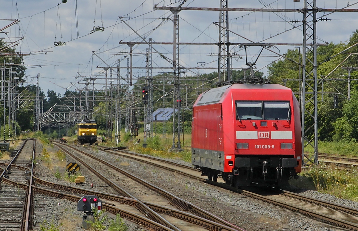 Nachschuss auf 101 009-9, die nach dem Abkuppeln vom IC 148 am 20.07.2023 in Bad Bentheim in die Abstellung fährt, im Hintergrund wartet die NS-1752, die den Zug gleich übernehmen und nach Amsterdam bringen wird (Bildausschnitt)