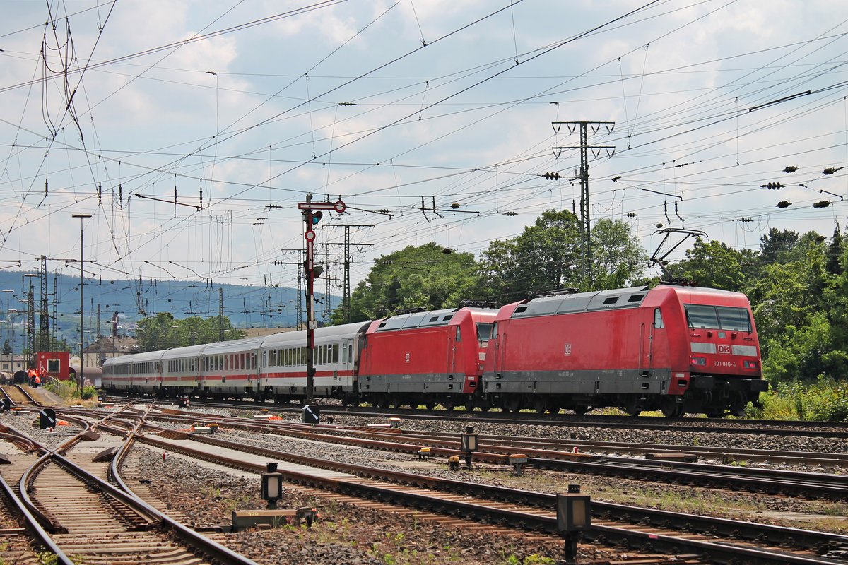 Nachschuss auf 101 016-4, als diese am Nachmittag des 22.06.2019 ihren InterCity und die Wagenlok 101 058-6 am Rangierbahnhof und DB Museum in Koblenz Lützel vorbei in Richtung Hauptbahnhof schob.