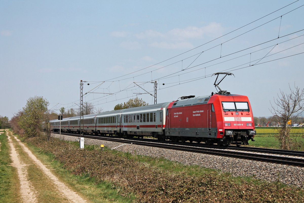 Nachschuss auf 101 019-8, als sie am Nachmittag des 09.04.2020 ihre IC-Garnitur als Lr 77730 (Basel Bad Bf - Karlsruhe Hbf) südlich von Buggingen über die Rheintalbahn in Richtung Freiburg (Breisgau) schob.