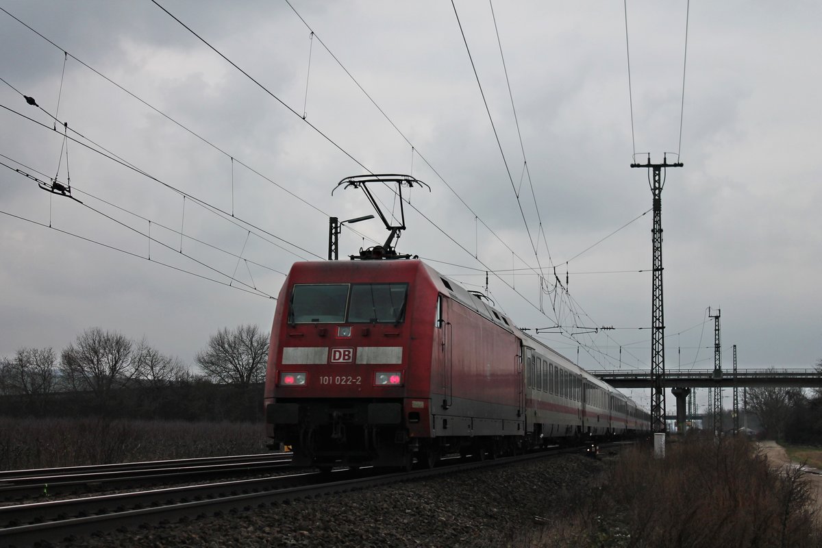 Nachschuss auf 101 022-2, als diese am Nachmittag des 19.02.2018 am Zugschluss eines ICE-Ersatzzuges, welcher von 101 104-8 angeführt wurde, bei Müllheim (Baden) in Richtung Basel fuhr.