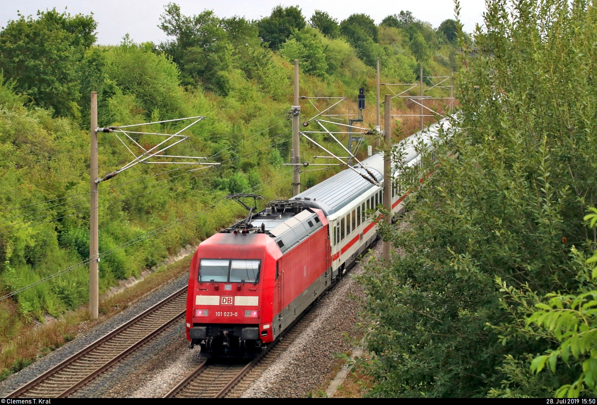 Nachschuss auf 101 023-0 als EC 117  Salzach  (Linie 62) von Frankfurt(Main)Hbf nach Klagenfurt Hbf (A), der die Überleitstelle (Üst) Markgröningen Glems auf der Schnellfahrstrecke Mannheim–Stuttgart (KBS 770) hat.
Aufgenommen von einer Brücke.
(Neubearbeitung)
[28.7.2019 | 15:50 Uhr]