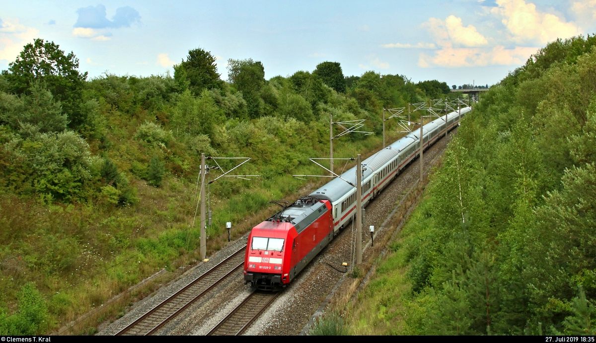 Nachschuss auf 101 026-3 als verspäteter IC 2217  Greifswalder Bodden  (Linie 30) von Züssow nach Stuttgart Hbf, der bei Markgröningen bzw. Schwieberdingen auf der Schnellfahrstrecke Mannheim–Stuttgart (KBS 770) fährt.
Aufgenommen von einer Brücke.
[27.7.2019 | 18:35 Uhr]