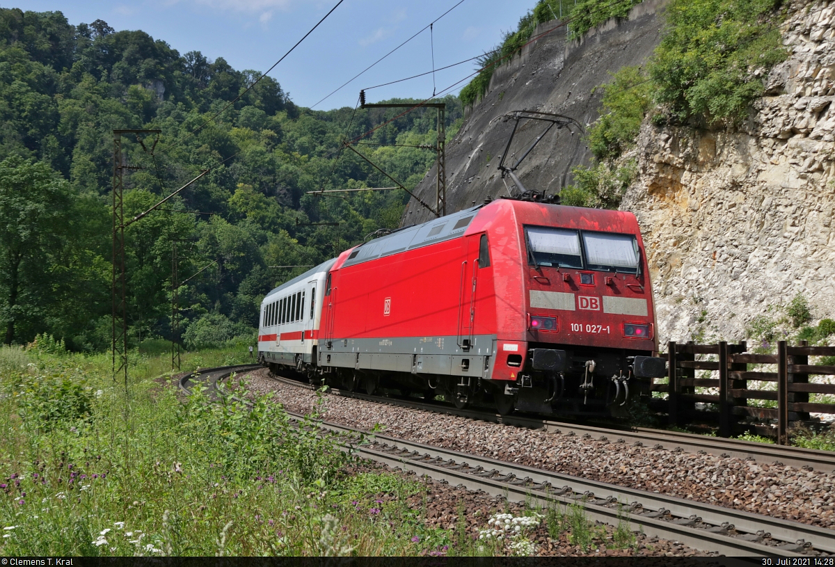 Nachschuss auf 101 027-1, die mit Zuglok 101 134-5 gut 100 Meter Richtung Geislingen (Steige) hinabfährt.

🧰 DB Fernverkehr
🚝 IC 2266 (Linie 60) München Hbf–Karlsruhe Hbf
🚩 Bahnstrecke Stuttgart–Ulm (Filstalbahn | KBS 750)
🕓 30.7.2021 | 14:28 Uhr