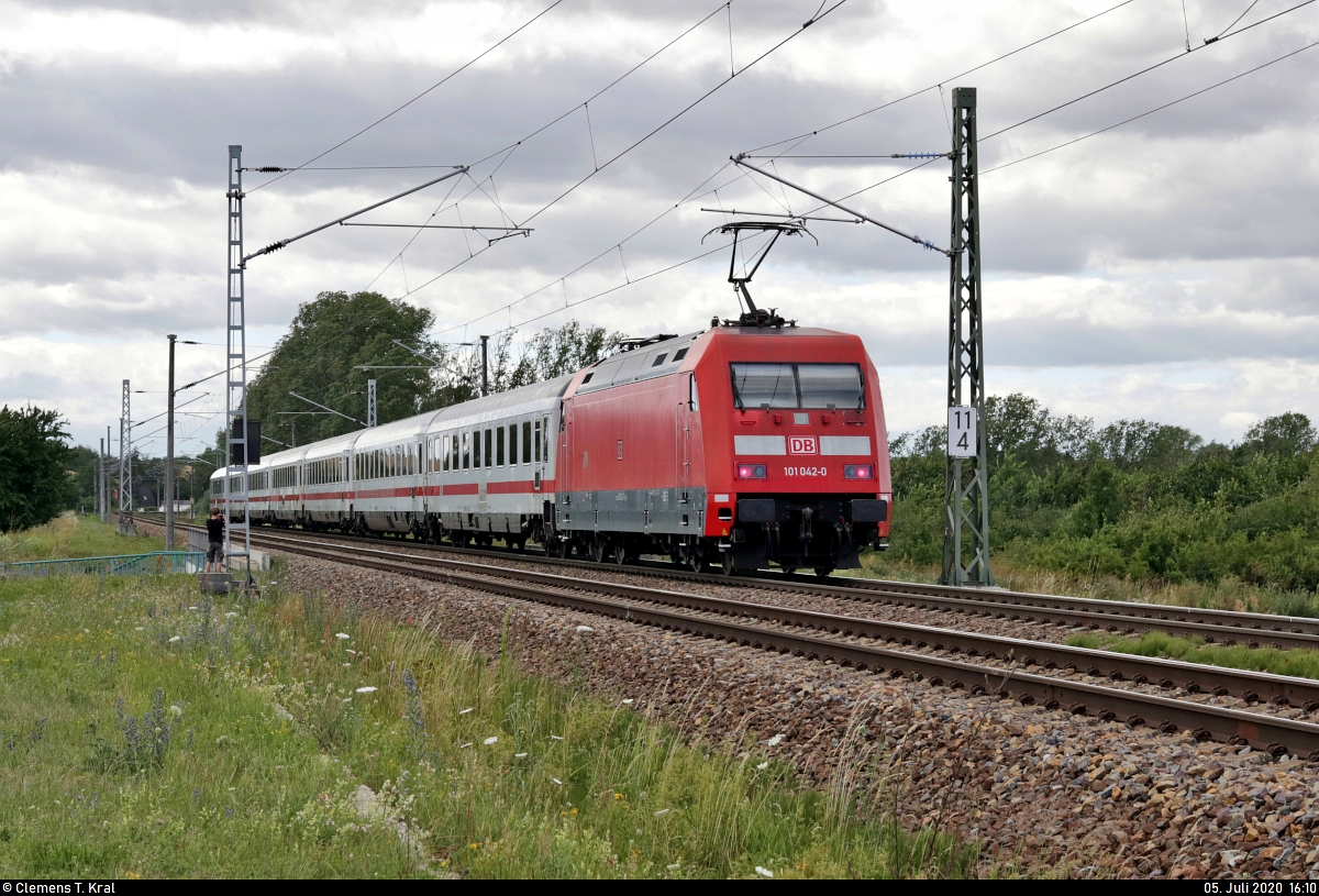 Nachschuss auf 101 042-0 als umgeleiteter IC 1954 (Linie 51) von Leipzig Hbf nach Köln Hbf, der beim Autobahnzubringer zwischen Zscherben und Angersdorf auf der Bahnstrecke Halle–Hann. Münden (KBS 590) fährt.
Grund für die Umleitung sind Gleiserneuerungen zwischen Weimar und Apolda vom 1.6. bis 6.9.2020.
[5.7.2020 | 16:10 Uhr]