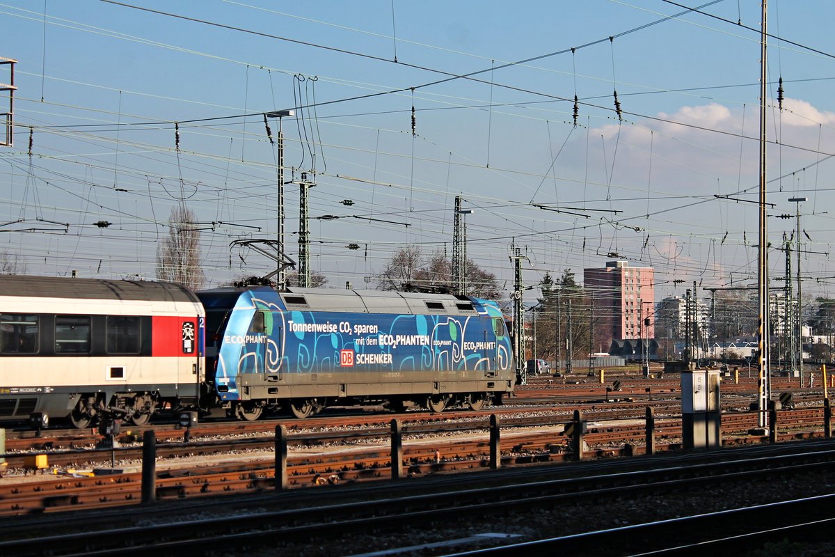 Nachschuss auf 101 042-0  ECO₂PHANT , als diese am 14.02.2018 mit dem EC 9 (Hamburg Altona - Zürich HB) aus dem Badischen Bahnhof von Basel in Richtung Basel SBB fuhr, wo sie ihren Zug dann an eine Re 460 abgeben wird.