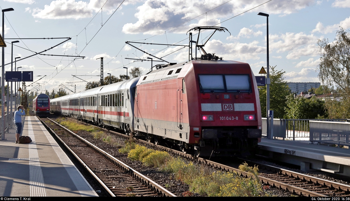 Nachschuss auf 101 043-8, die mit Zuglok 101 032-1 den Hp Halle Rosengarten auf Gleis 2 durchfährt.
Dieser Verstärker-IC der Linie 51 wurde wegen Gleiserneuerungen zwischen Gerstungen und Bebra vom 25.9. bis 30.10.2020 weiträumig umgeleitet. Halte waren dabei u.a. Nordhausen und Leinefelde.
Aufgenommen im Gegenlicht.

🧰 DB Fernverkehr
🚝 IC 1954 (Linie 51) Leipzig Hbf–Köln Hbf
🚩 Bahnstrecke Halle–Hann. Münden (KBS 590)
🕓 4.10.2020 | 16:38 Uhr