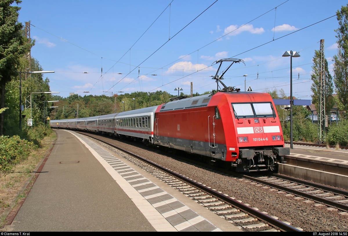 Nachschuss auf 101 044-6 als IC 2374  Wattenmeer  (Linie 26) von Karlsruhe Hbf nach Westerland(Sylt), der den Bahnhof Uelzen auf Gleis 102 verlässt.
[7.8.2018 | 14:50 Uhr]