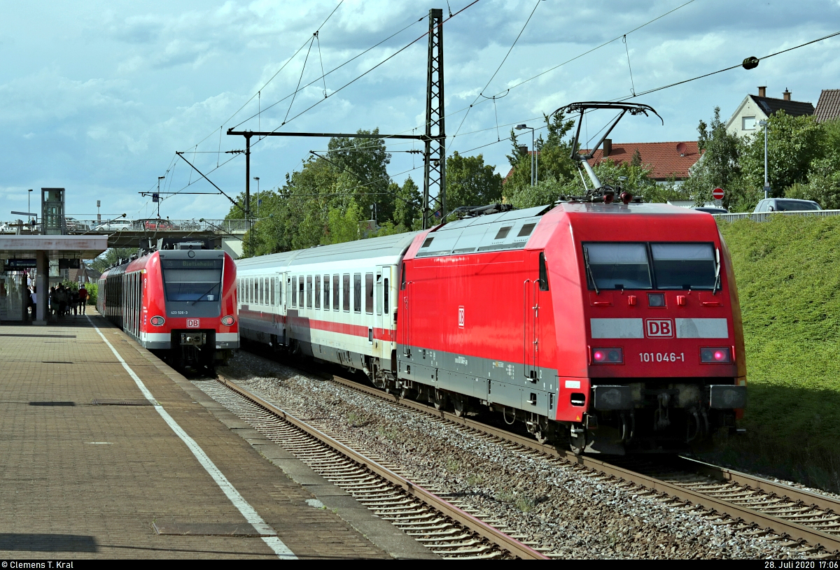 Nachschuss auf 101 046-1 als IC 2264 (Linie 60) von München Hbf nach Karlsruhe Hbf, der den Bahnhof Asperg auf der Bahnstrecke Stuttgart–Würzburg (Frankenbahn | KBS 780) durchfährt.
Unterdessen stehen zwei 423 der S-Bahn Stuttgart als S5 von Stuttgart Schwabstraße nach Bietigheim-Bissingen auf Gleis 4.
[28.7.2020 | 17:06 Uhr]