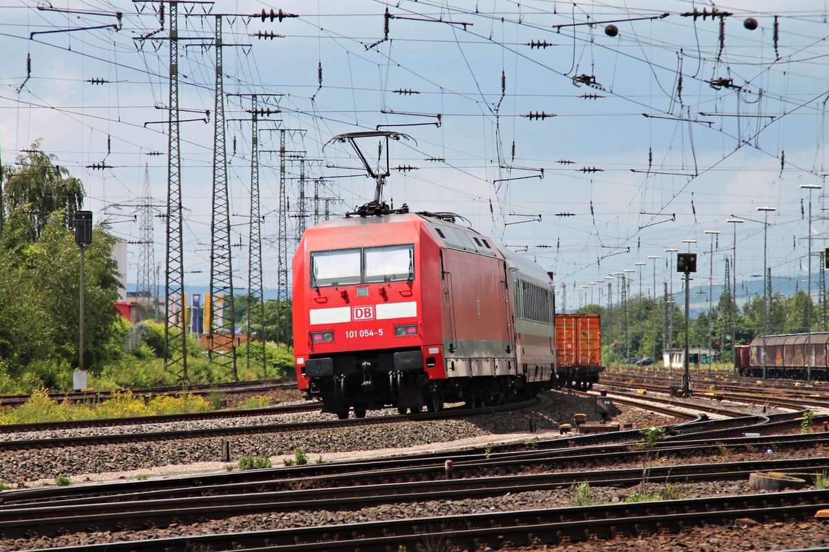 Nachschuss auf 101 054-5, welche am 18.06.2016 einen InterCity am Rangierbahnhof von Koblenz Lützel in Richtung Weißenthurm vorbei schob.