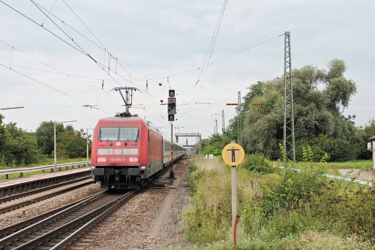 Nachschuss auf 101 056-0 am 02.09.2014 zusammen mit der 101 032-1 an der Zugspitze als ICE Ersatzzug bei der Durchfahrt durch Orschweier.