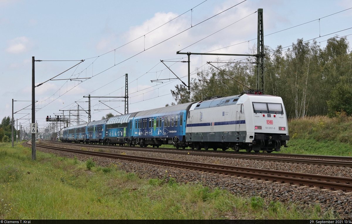 Nachschuss auf 101 057-8, die am Ende des  Connecting Europe Express  (CEE) hängt und bei Halle-Kanena auf den Bahnknoten Halle (Saale) zusteuert. Sie bespannte den Zug von der Schweizer Grenze bis zum Leipziger Hauptbahnhof und wurde eigens für diesen Einsatz foliert.

🧰 DB Fernverkehr | DB Cargo
🚩 Bahnstrecke Magdeburg–Leipzig (KBS 340)
🕓 29.9.2021 | 13:14 Uhr