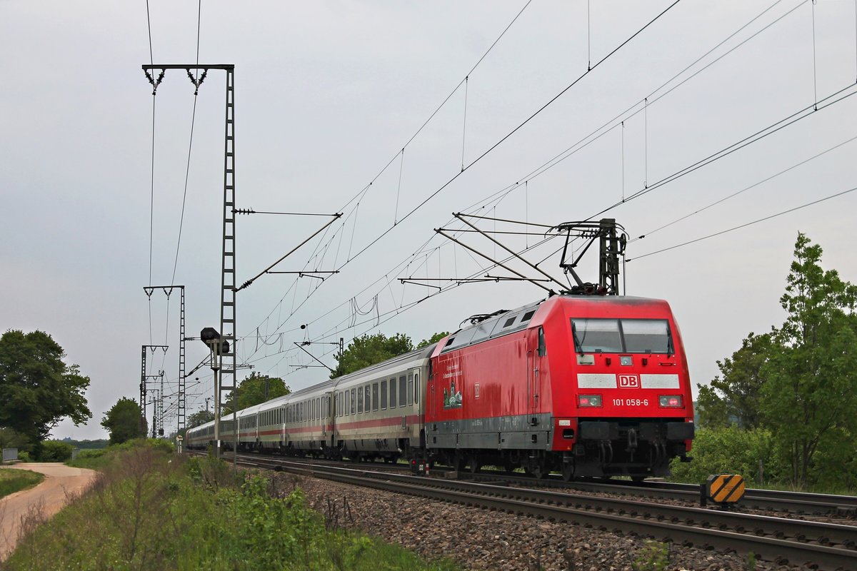 Nachschuss auf 101 058-6  60 Jahre BDEF , als diese am 03.05.2018 am Zuschluss eines von 101 087-5 geführten ICE-Ersatzzug (Basel SBB - Berlin Ostbahnhof) hier bei Müllheim (Baden) in Richtung Freiburg (Breisgau) schob.