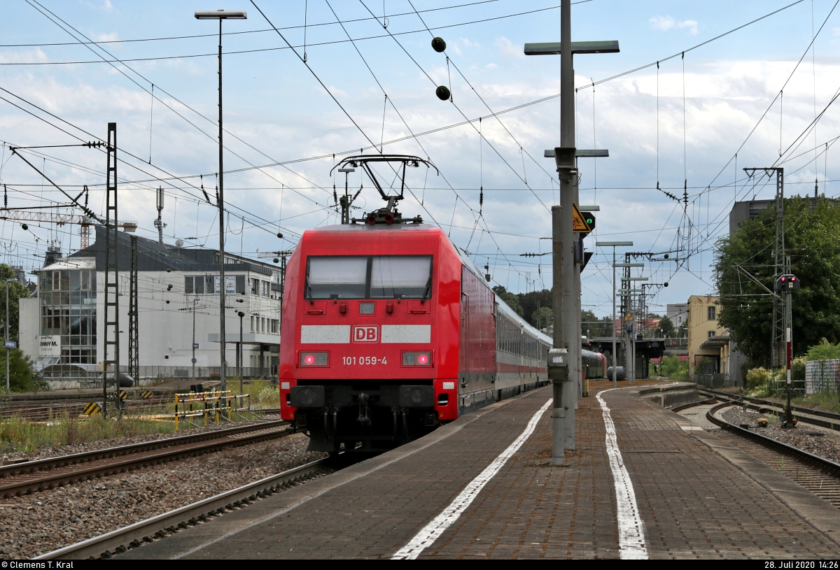 Nachschuss auf 101 059-4 mit Zuglok 101 067-7 als umgeleiteter und verspäteter IC 2393 (Linie 62) von Frankfurt(Main)Hbf nach Stuttgart Hbf, der den Bahnhof Ludwigsburg auf Gleis 4 durchfährt.
[28.7.2020 | 14:26 Uhr]