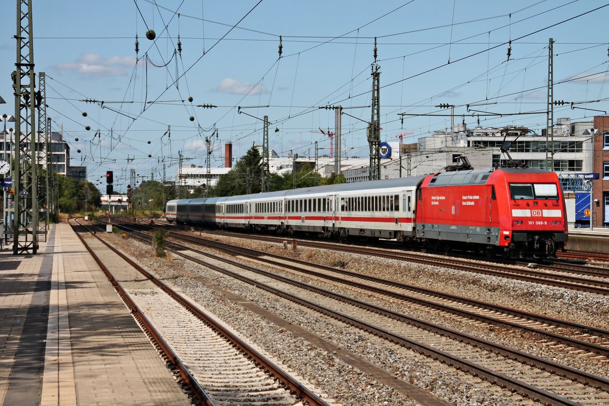 Nachschuss auf 101 066-9, als sie am 25.08.2015 ihren EuroCity durch München Heimeranplatz in Richtung Hauptbahnhof schob.