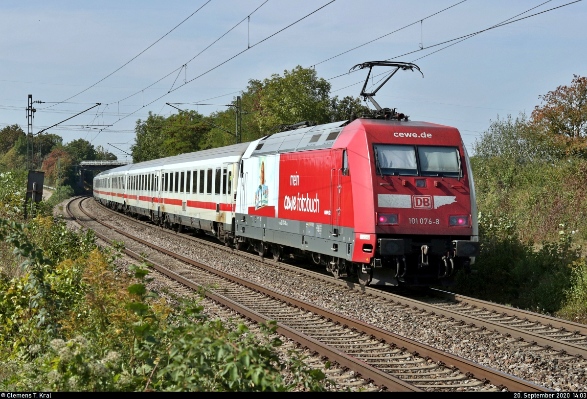 Nachschuss auf 101 076-8, mit Werbung für das  CEWE Fotobuch , die mit leichter Verspätung infolge eines ungeplanten Signalhalts bei Metterzimmern (Bietigheim-Bissingen) wieder Fahrt aufnimmt.

🧰 DB Fernverkehr
🚝 IC 2394 (Linie 62) Stuttgart Hbf–Frankfurt(Main)Hbf [Umleiter]
🚩 Bahnstrecke Bietigheim-Bissingen–Bruchsal (Westbahn (Württemberg) | KBS 770)
🕓 20.9.2020 | 14:03 Uhr