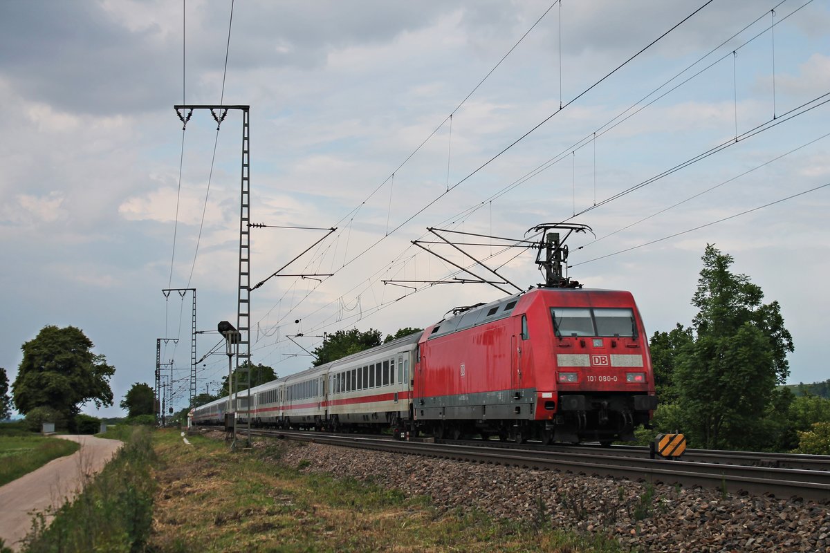 Nachschuss auf 101 080-0, als diese am Nachmittag des 22.05.2018 am Zugschluss eines ICE-Ersdatzzuges (Basel SBB - Berlin Ostbahnhof), welcher von 101 008-1 angeführt wurde, bei Müllheim (Baden) durchs Rheintal gen Freiburg (Breisgau) fuhr.