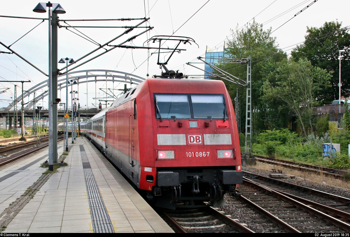Nachschuss auf 101 086-7 als verspäteter IC 2412 (Linie 30) von Köln Hbf, der seinen Endbahnhof Kiel Hbf abweichend auf Gleis 4 Richtung Abstellgruppe verlässt.
Aufgenommen im Gegenlicht.
[2.8.2019 | 18:35 Uhr]