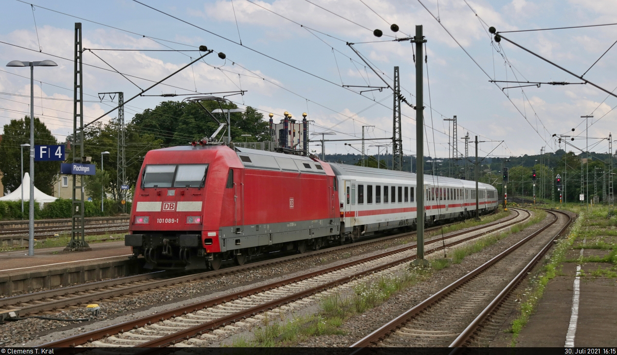 Nachschuss auf 101 089-1 bei der Durchfahrt im Bahnhof Plochingen auf Gleis 4.

🧰 DB Fernverkehr
🚝 EC 117  Salzach  (Linie 62) Frankfurt(Main)Hbf–Klagenfurt Hbf (A)
🕓 30.7.2021 | 16:15 Uhr