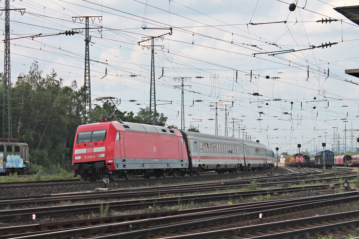Nachschuss auf 101 098-2, als diese am Nachmittag des 22.06.2019 ihren InterCity am Rangierbahnhof und DB Museum in Koblenz Lützel vorbei in Richtung Bonn schob.
